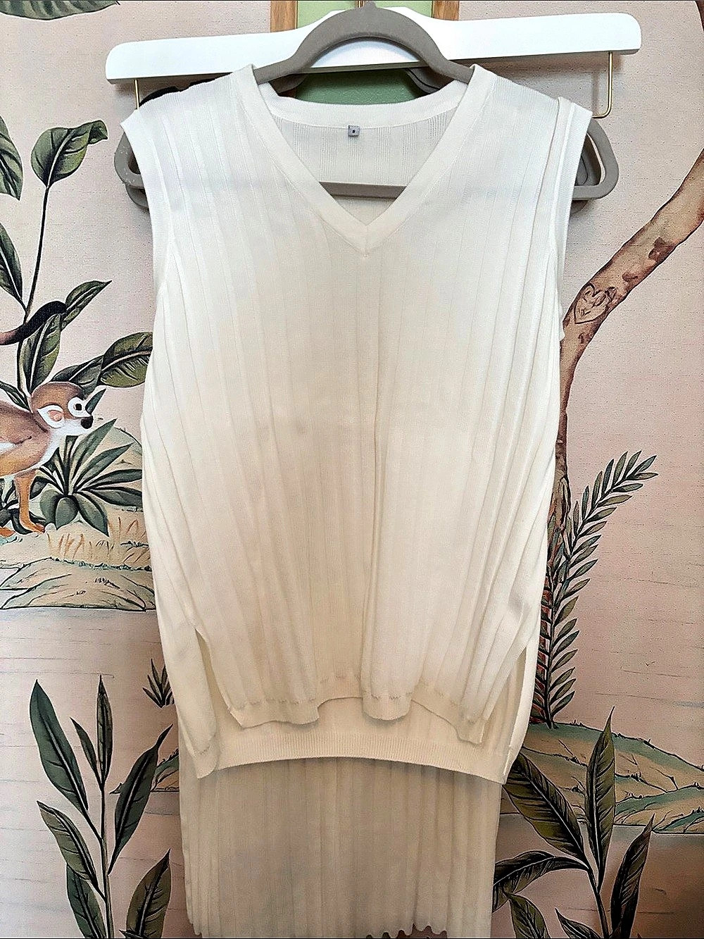 V-Neck Sleeveless Sweater and skirt set Size Small